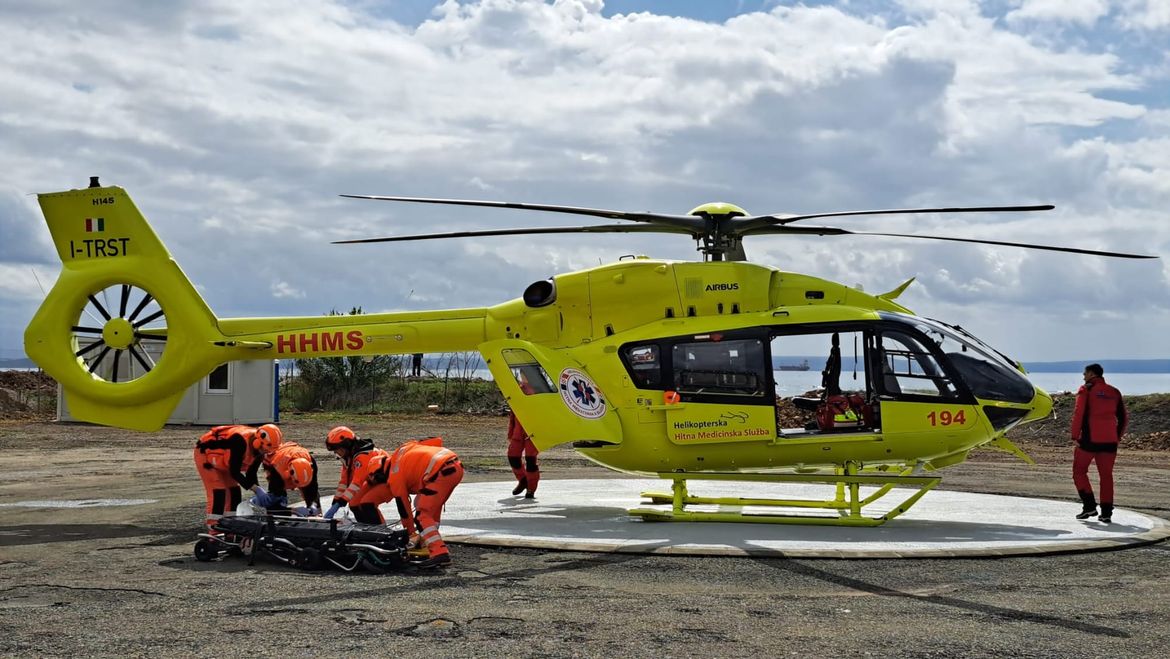 TEŠKA NESREĆA KOD POREČA U sudaru tri automobila ozlijeđeno sedam osoba, u tijeku hitni helikopterski prijevoz