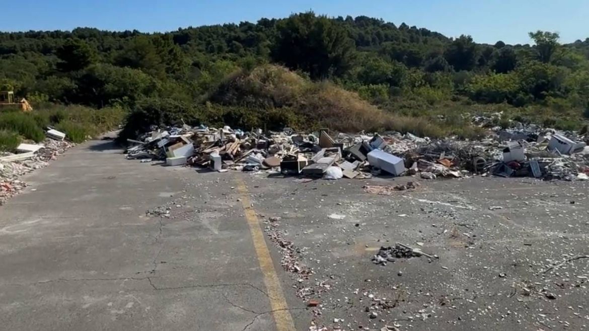 VIDEO 'BRIGE O OTOCIMA' Zlarinski vatrogasci: "Ovako izgleda interventni helidrom i cesta za koju tri godine tražimo da se očisti!"