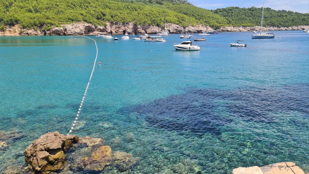 STOP TERORU NAD KUPAČIMA Ronioci postavili zaštitni plažni konop na Lopudu: "Spašena prekrasna uvala!"