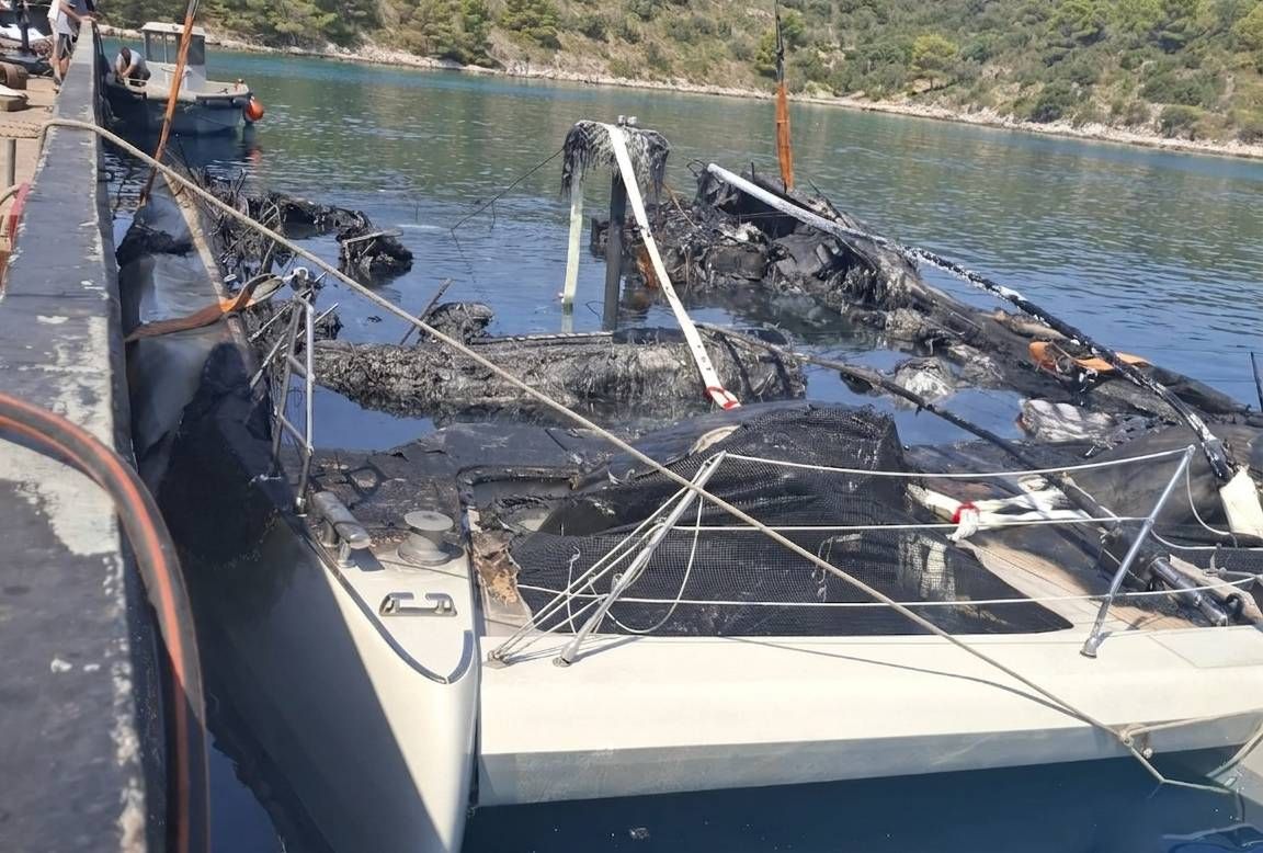 DRAMA KOD PREMANTURE: Vatrena buktinja progutala brodicu u uvali Valmižeja, unatoč borbi vatrogasaca potonula na dno!