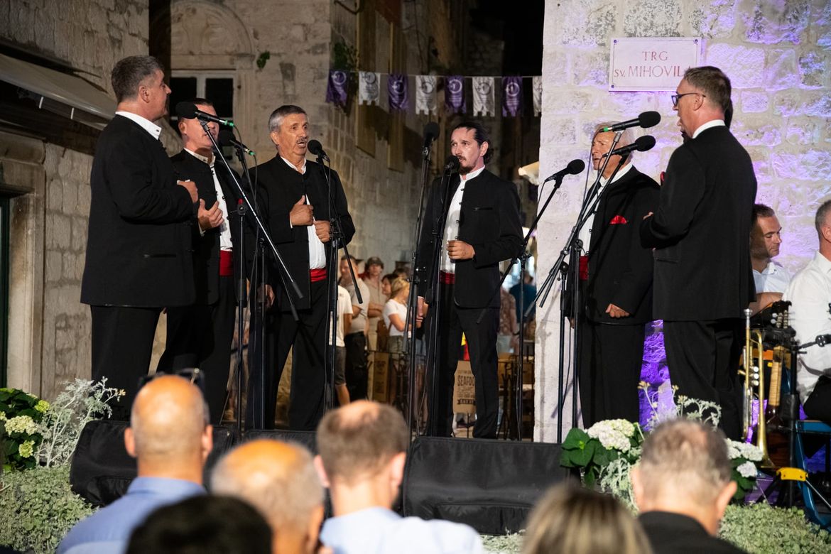 Omiški festival ugostio Tajči i legendarnu klapu Trogir