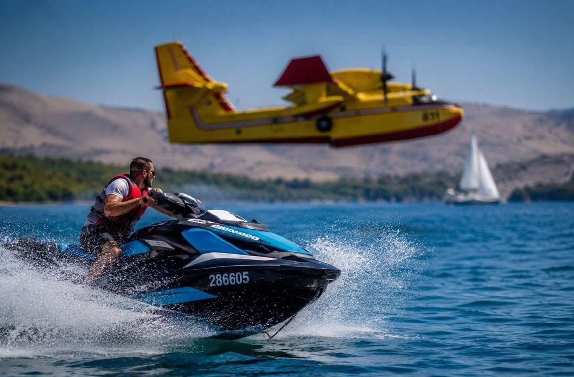 SKANDALOZNO PONAŠANJE NA MORU Osim njemačkog divljaka u zadarskoj luci, idioti jet-skijevima ometaju kanadere, a kazna košta manje od boce vina na Kornatima!