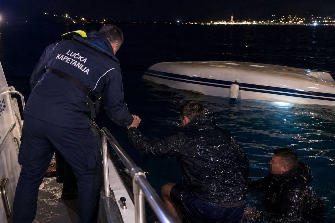 Spašena posada prevrnute jedrilice u trogirskom akvatoriju