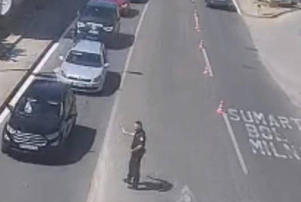 KAOS NA BRAČU Na terenu policajci jer promet je toliko gust!