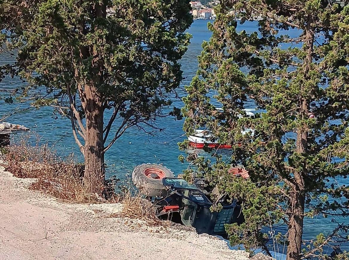 KORAK DO KATASTROFE NA VISU Golemi bager se prevrnuo i visio iznad mora, otočani izvan sebe: "Rt više ne sliči na sebe!"