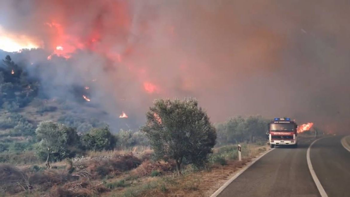 VIDEO - Situacija nije dobra, ovo su snimke borbe gasitelja s buktinjom na Korčuli: "Vjetar sve pogoršava"