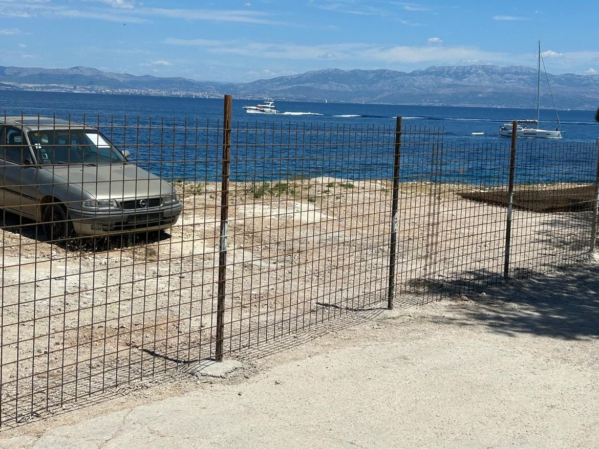 BIZARNOST NA ŠOLTI Pogledajte kako su ogradili prilaz moru: "Napravili su odlagalište starih automobila na samom pomorskom dobru!"
