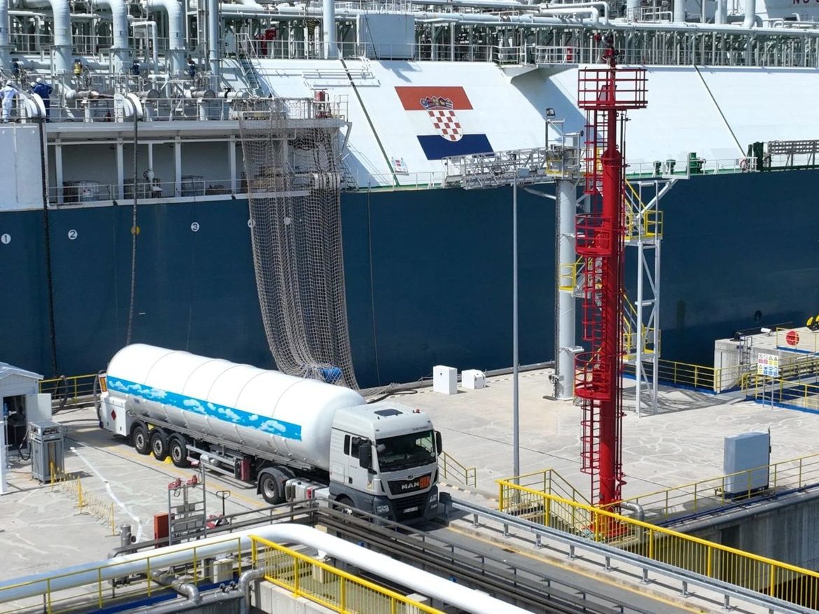 LNG Hrvatska ostvarila važan jubilej: U Omišlju uspješno obavljen 600. pretovar ukapljenog prirodnog plina u kamione