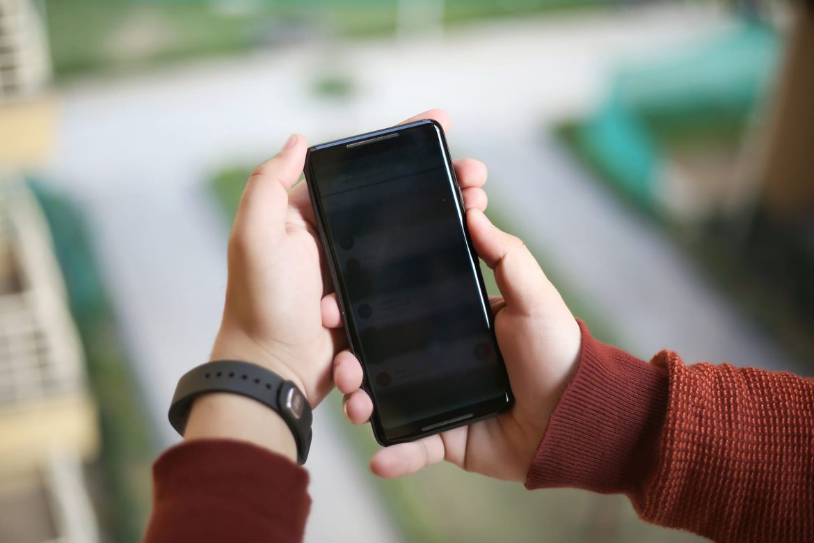 Može li hrvatska škola preživjeti bez mobitela? Stručnjaci na Visu tražili odgovor na goruće pitanje