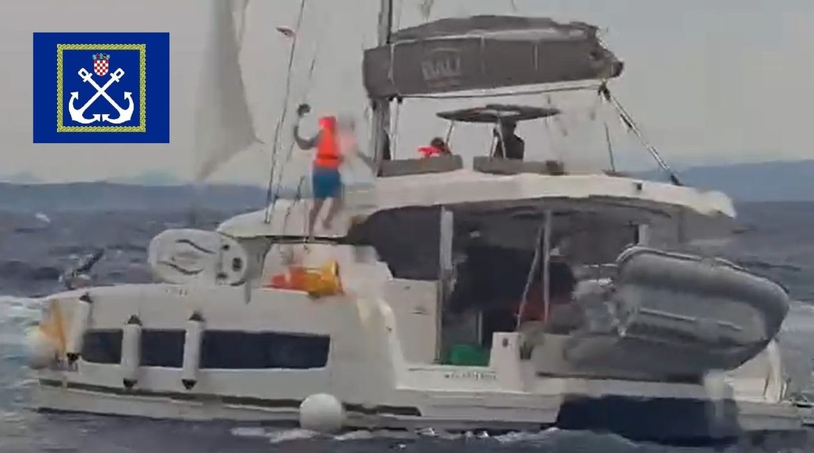 VIDEO Ovo je katamaran s kojeg je austrijski skiper pao u more tijekom nevremena - U tijeku opsežna potraga zrakoplovom i brodovima!
