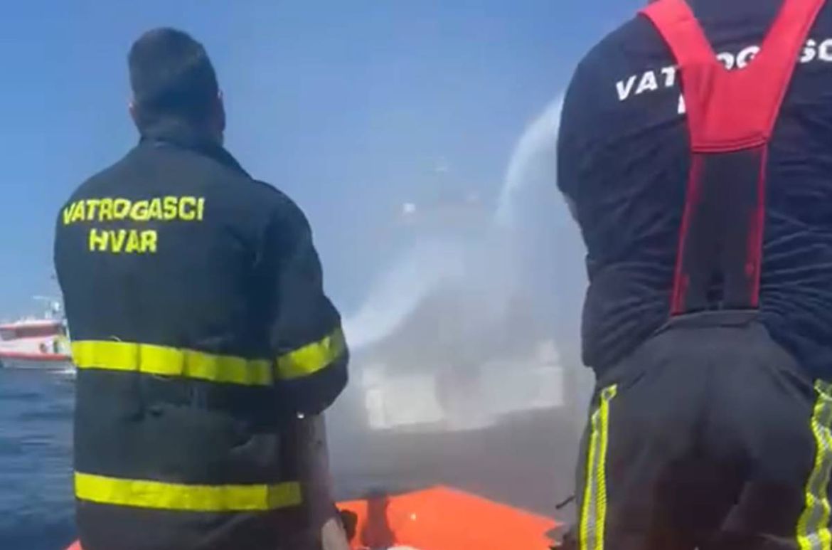 JOŠ JEDAN BROD U PLAMENU! Zapalio se kod Rta Pelegrin, vatrogasci spriječili veću tragediju
