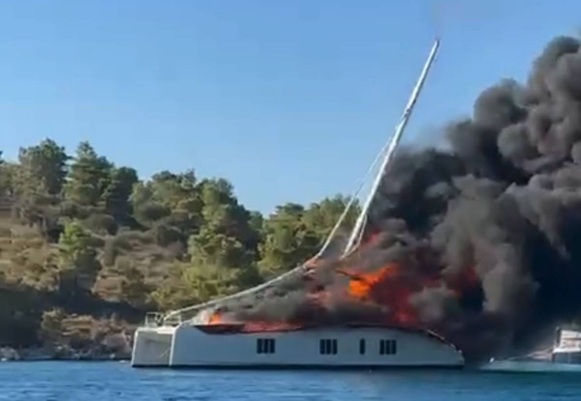 VIDEO Buktinja progutala katamaran u hvarskoj uvali Tiha: U jednom trenutku pukao i pao jarbol, vatrogasci se bore s vatrom