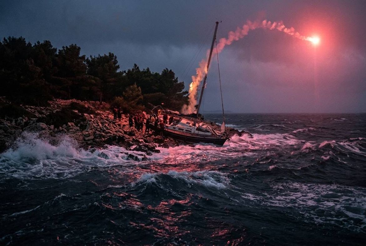CRVENA RAKETA PODIGLA UZBUNU Tijekom teškog nevremena nasukala se jedrilica s 11 osoba, pokrenuta hitna akcija spašavanja
