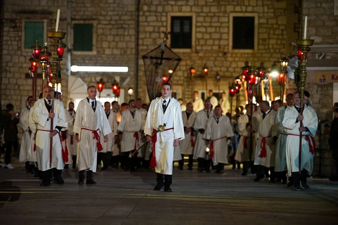 ČUVAJMO TRADICIJU U Jelsi otvorena galerija "Za križen"