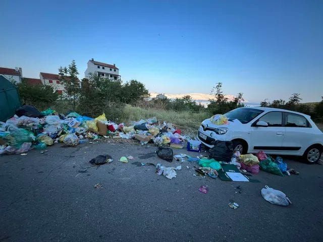 Nakon pritužbi bez odgovora: U turističkom naselju Stinica gomila se otpad, mještani strahuju od zaraze, požara i divljih životinja