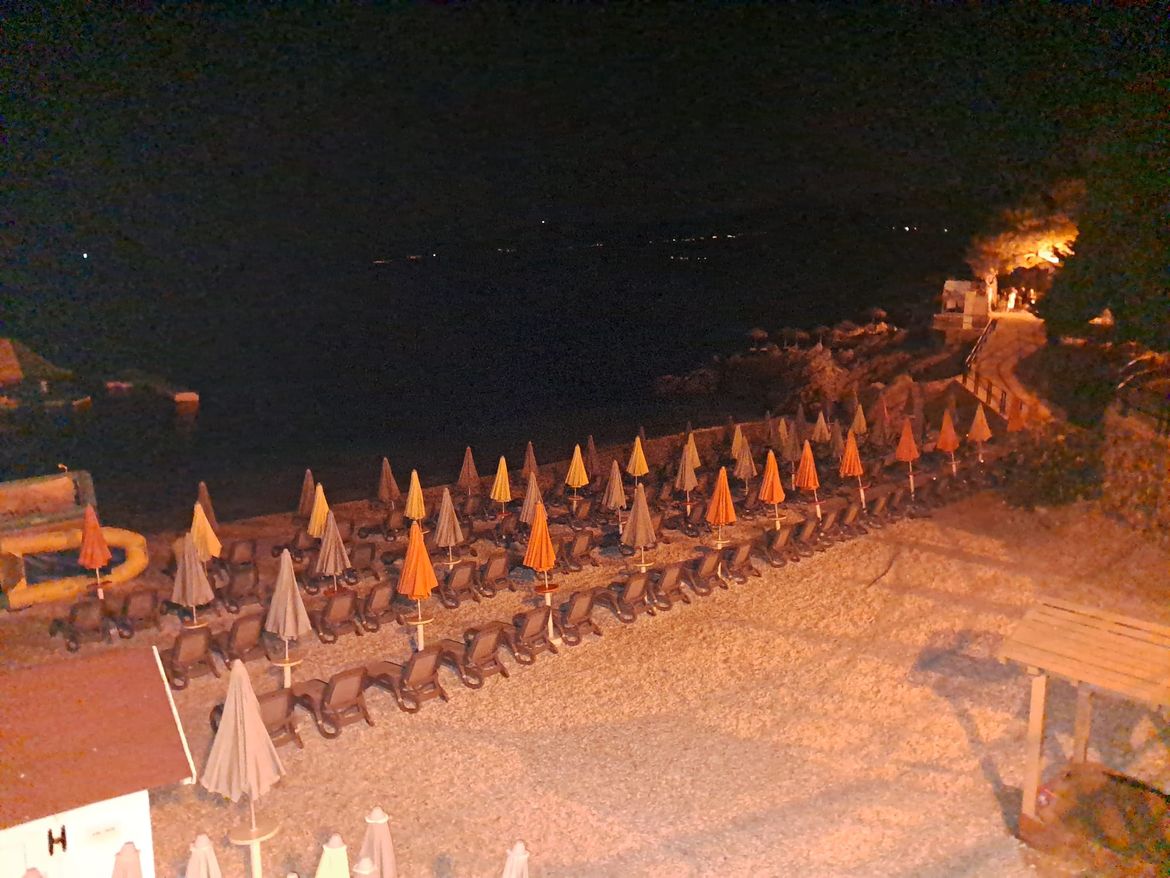 RABAC Puna plaža ležaljki koje "čekaju" jutro!