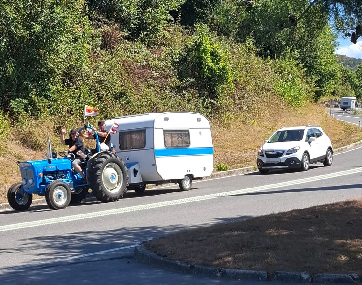 ZAGRIJALI SRCA Austrijanci na  more krenuli traktorom: "Njima se stvarno ne žuri"