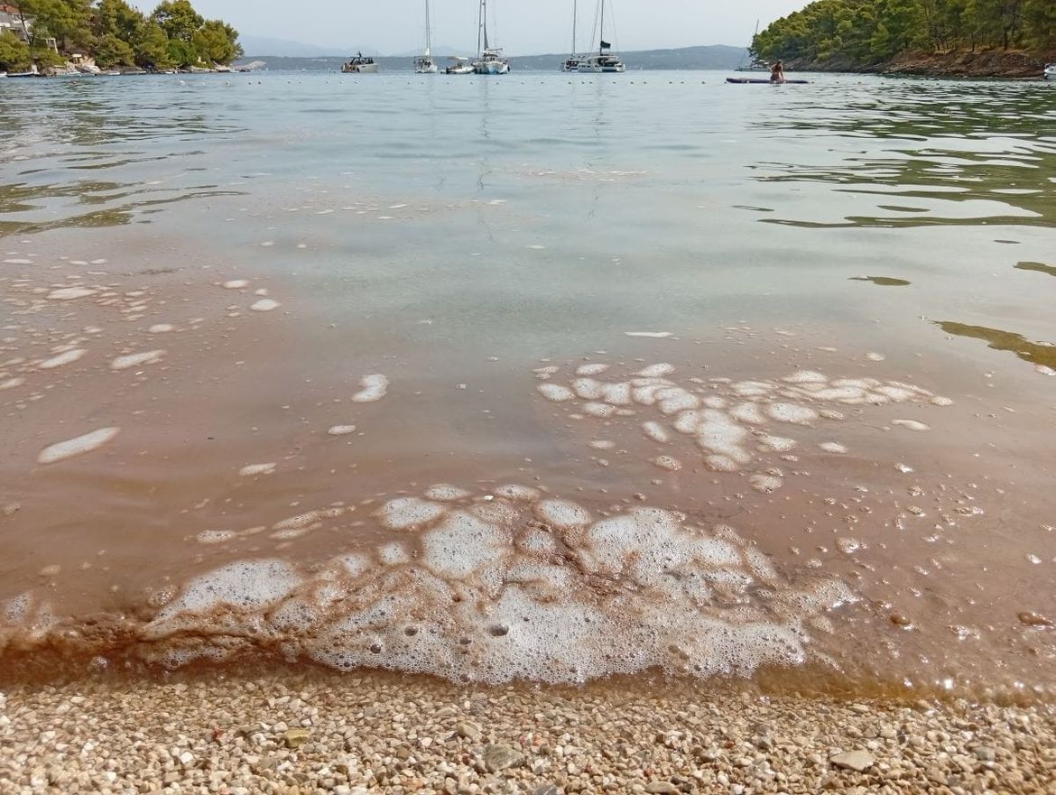 INCIDENT NA ŠOLTI Jutarnje fekalno onečišćenje preplavilo uvalu Gornja Krušica, mještani upozoravaju na problem sidrenja plovila