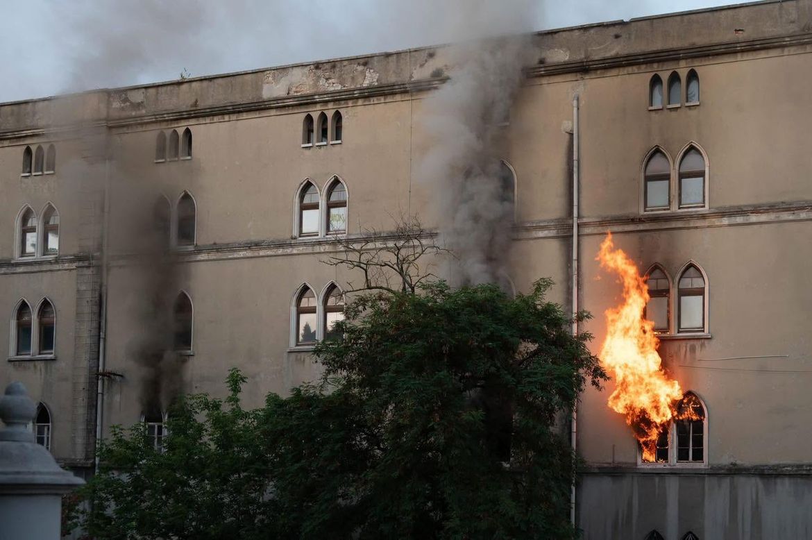 POŽAR U PULI Devet vatrogasaca u borbi s plamenom