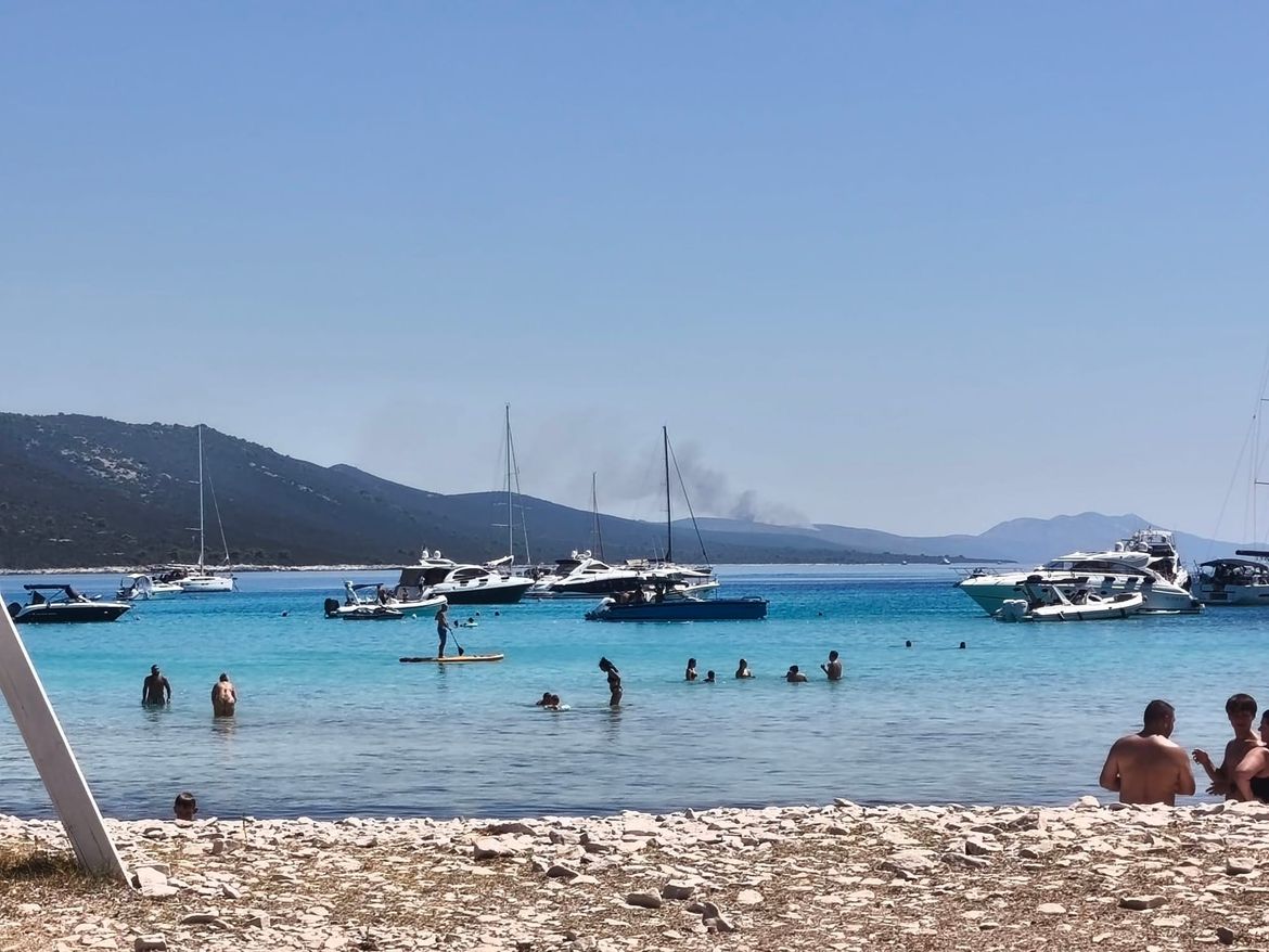OPET VATRA Ponovno gori na Dugom otoku. Glavni vatrogasni zapovjednik: "Poslali smo kanadere"