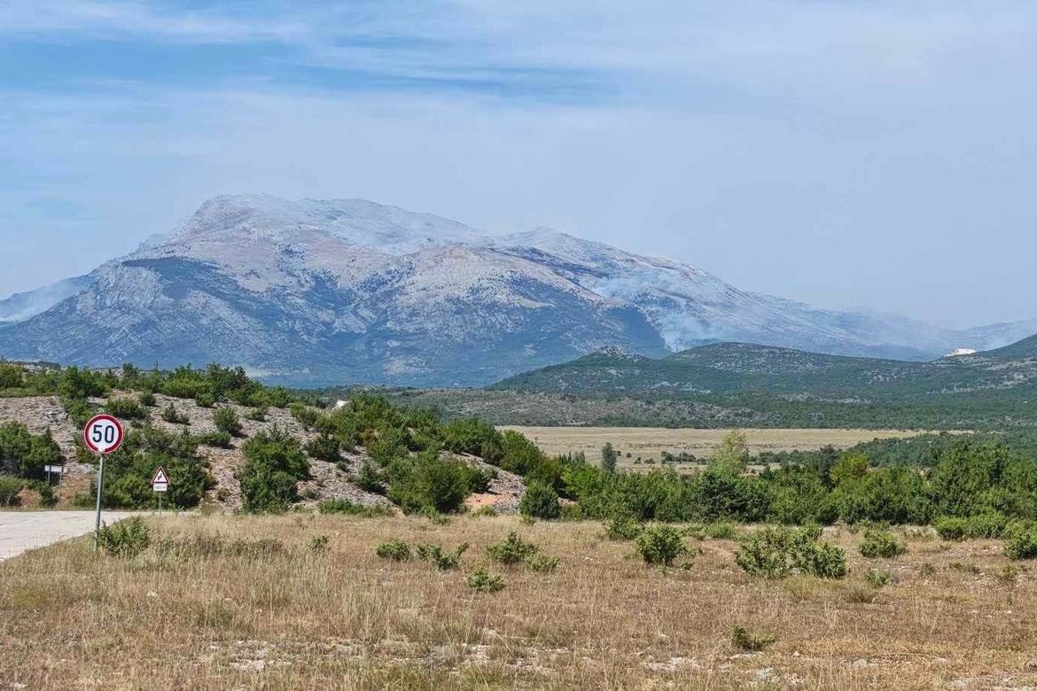 Vatrogasci i dalje saniraju požarište na Pelješcu i kod Omiša, na Dinari i dalje aktivno!