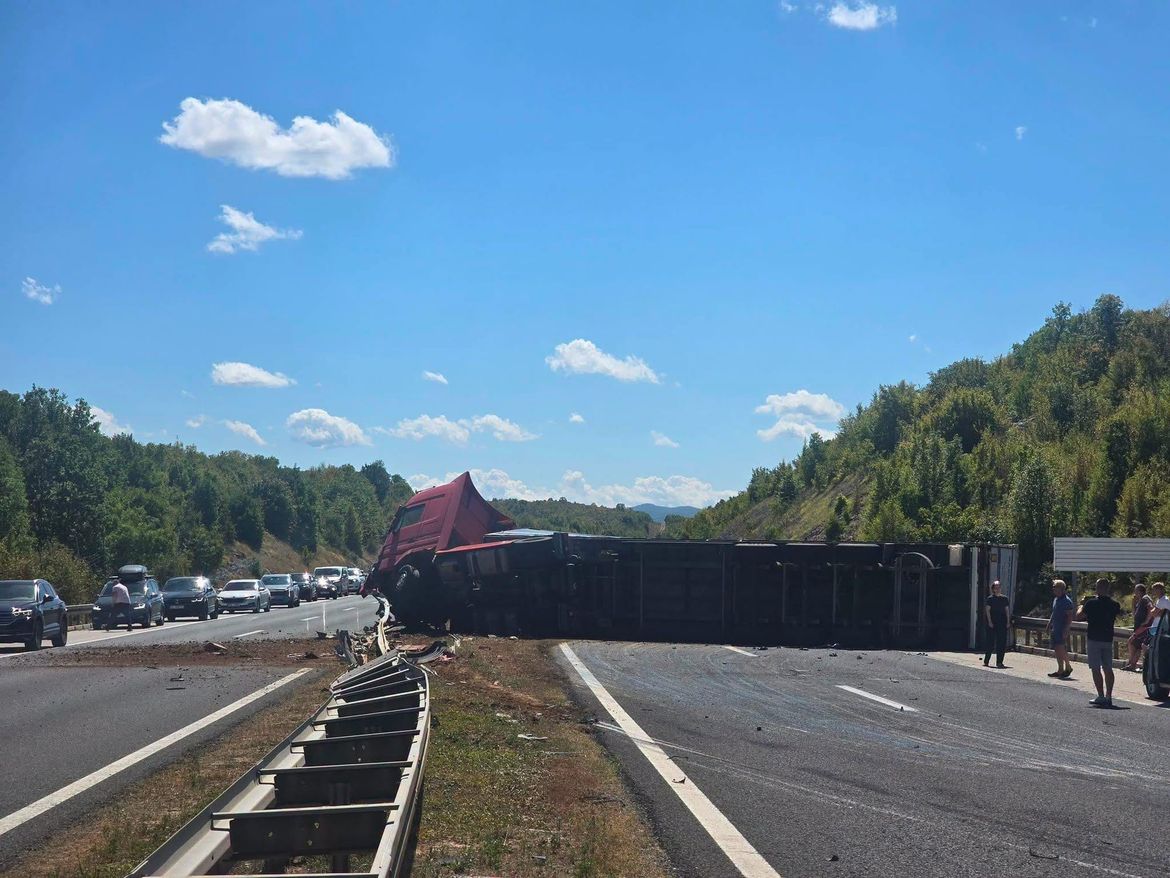 BUDITE OPREZNI Ogromne gužve i mokri kolnici, a na A1 zbog nesreće prekinut promet!