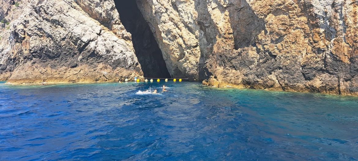 STOP PLOVILIMA Plutajuća barijera vraćena isprd Medvidine špilje na Biševu: "Posljedice masovnog turizma već su vidljive!"