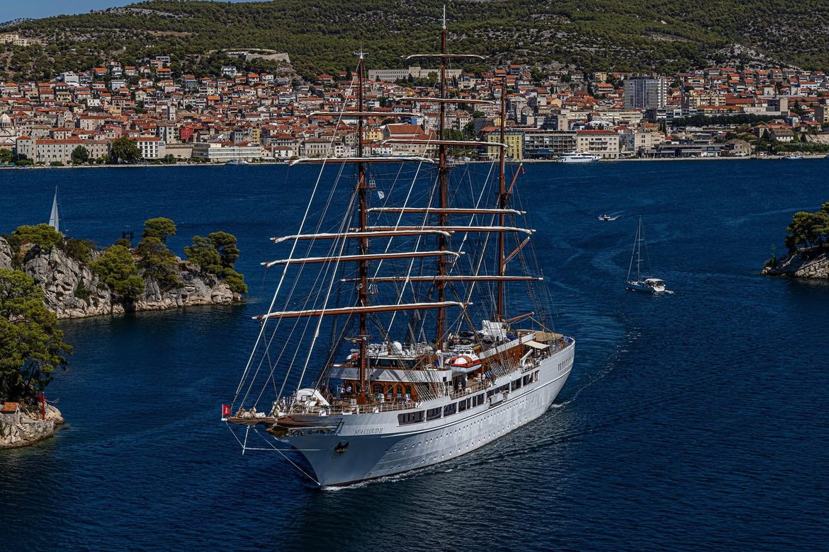 FOTO: ŠIBENIK PONOVO OČARAO SVJETSKU ELITU Pogledajte veličanstvene kadrove prolaska luksuznog jedrenjaka kroz kanal Sv. Ante!