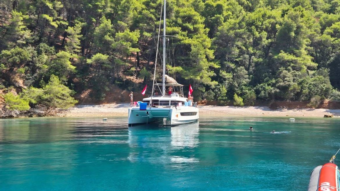 ZAUZIMANJE ČITAVIH PLAŽA I UVALA POSTALA PRAKSA Nautičari 'zauzeli' raj na Hvaru, čitatelj ogorčen: 'Vidjela žaba da se konj potkiva...'"