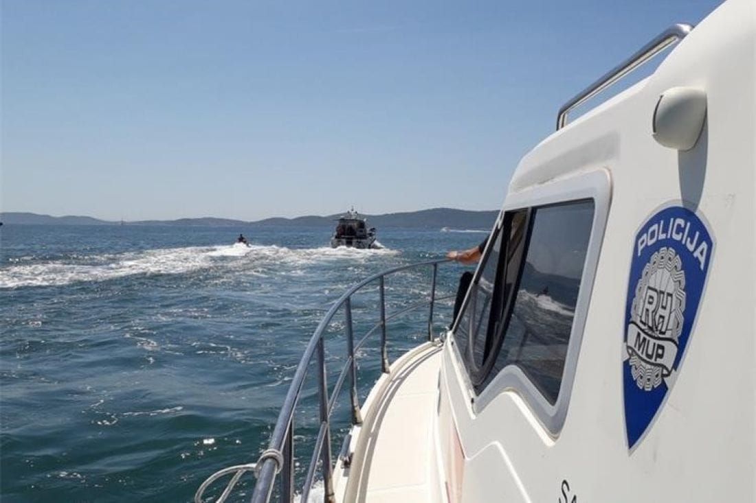Mislili da ih nitko ne vidi: Pogledajte koliko je nautičara uhvaćeno u opasnom divljanju morem kod Zadra!