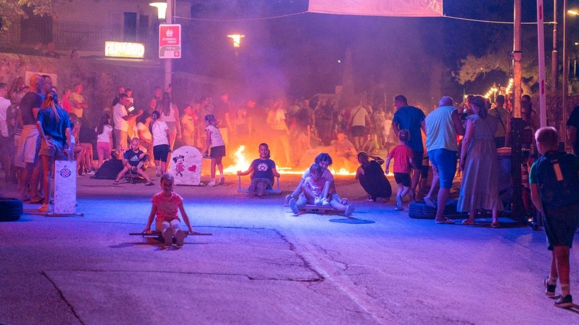 Ludnica na balinjerama u Sv. Filipu i Jakovu: Jurnjava na karićima, posebna utrka za turiste!
