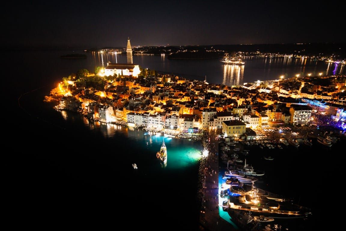 Romantična Noć svetog Lovre na rovinjskom Velikom molu - besplatna vožnja batanom, nježne melodije, poezija i izložba fotografija
