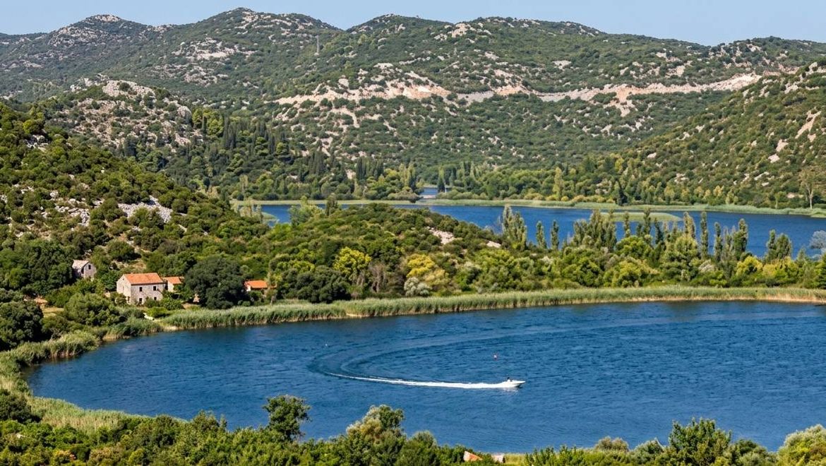 Bahatost na Baćinskim jezerima: Gliserom ugrožava kupače i zaštićene ptice, nadležni tvrde da ga "moraju uhvatiti na djelu"!