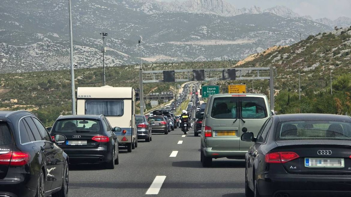 KAOS NA A1 Teška nesreća kod Svetog Roka paralizirala promet, nestrpljivi vozači okretali se i vozili u suprotnom smjeru!