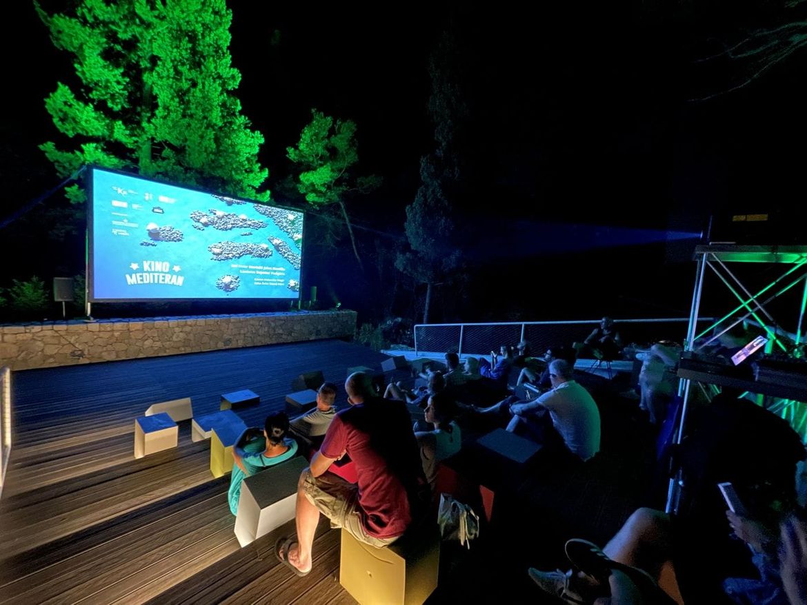 FOTO Ljetne večeri, film na otvorenom i uživanje: Kino pod zvijezdama diljem Dalmacije