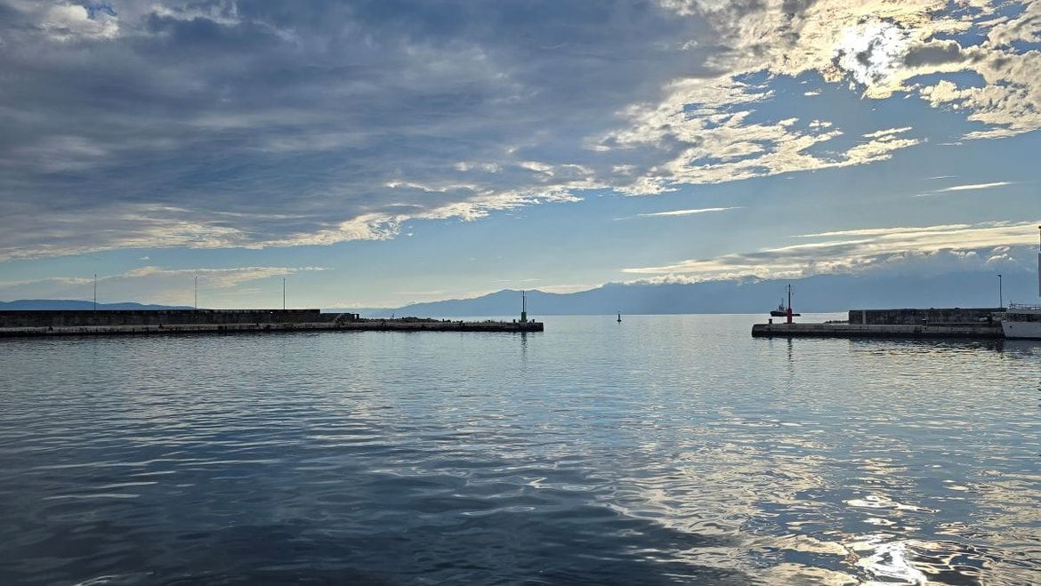 Na sjevernom Jadranu jutarnji pljuskovi pa razvedravanje, na jugu sunčano i vruće do 34 °C