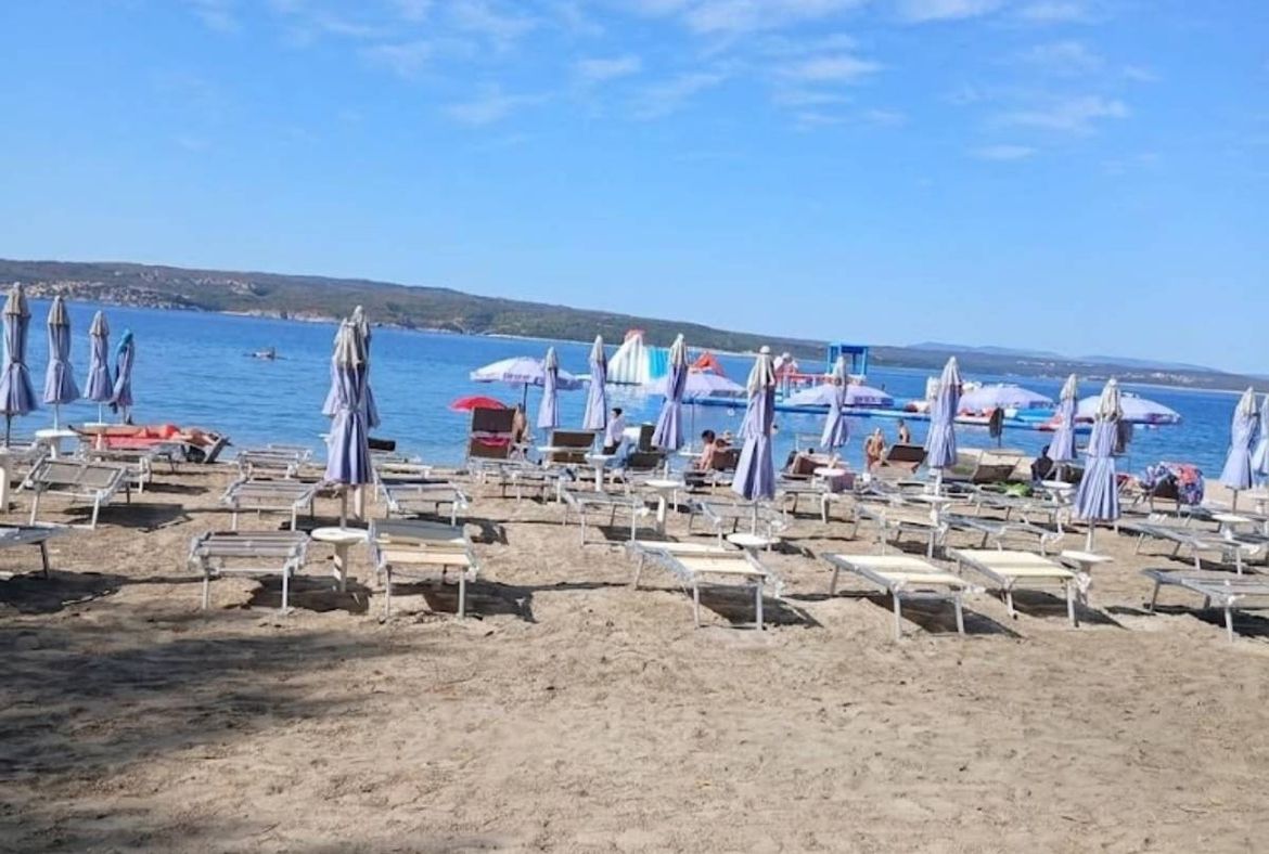 SKANDAL U CRIKVENICI Izbacio umirovljenike s plaže jer nisu htjeli ležaljku: "Skupite 150.000 € pa kupite koncesiju!"