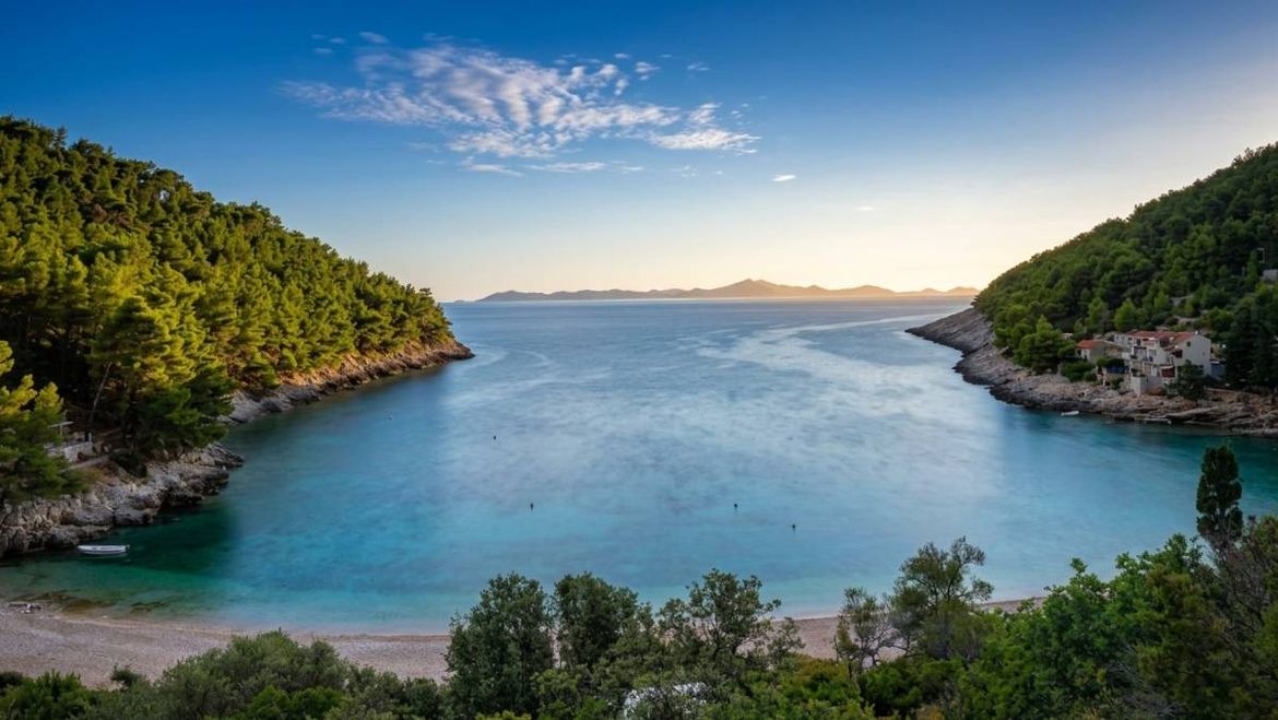 PALA JE JEDNA OD NAJLJEPŠIH UVALA MEDITERANA: Pogledajte kako je HDZ-ova većina jednim potezom otvorila vrata devastaciji Pupnatske Luke!