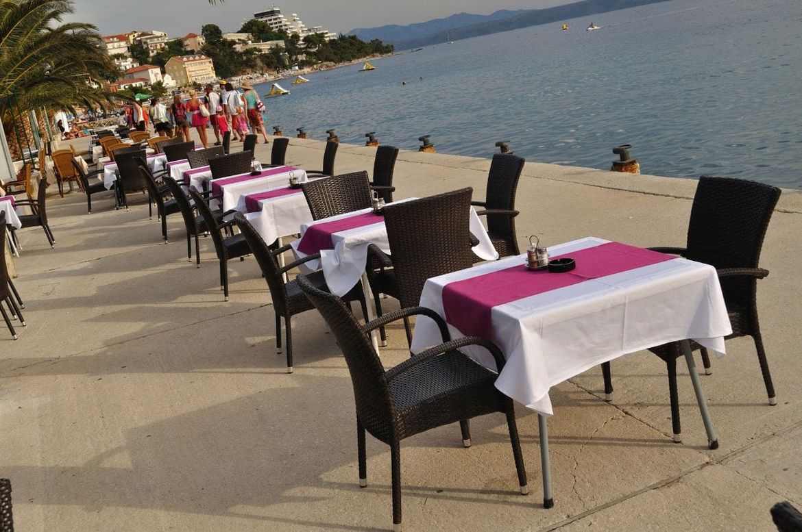 Ultra last-minute i popusti do 30% obilježavaju kolovoz, ali prazni stolovi u restoranima šalju ozbiljno upozorenje