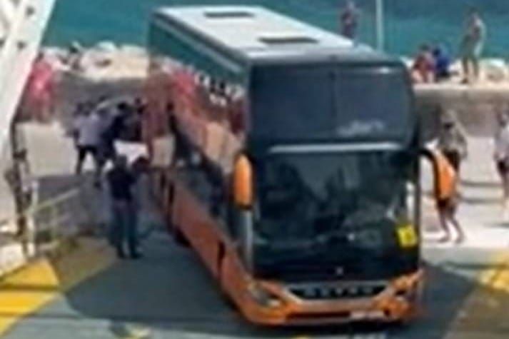 Autobus pun poljskih srednjoškolaca zapeo na trajektu za Korčulu: "Putnici ga tresli i gurali"