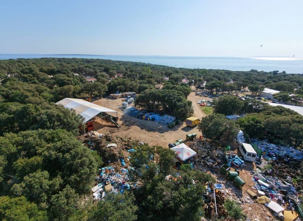 Građani se žale na otpad i nesnosan smrad kod ulaza u kamp Straško na Pagu. Iz Kampa poručuju: "Razvrstavamo otpad već 20 godina"