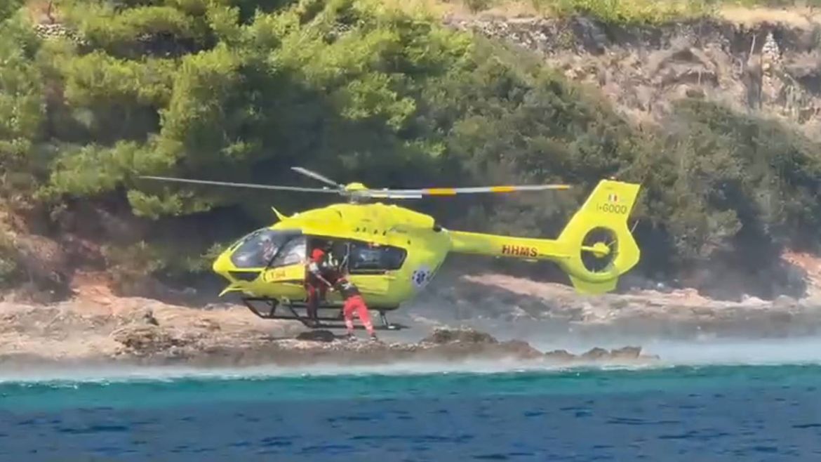 DRAMATIČNA AKCIJA NA HVARU Helikopter sletio na obalne stijene kako bi spasio ljudski život