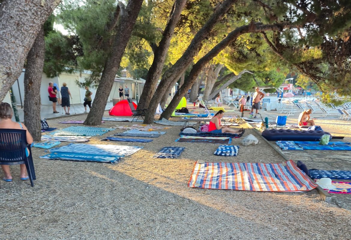 PA TI NAĐI MJESTO Ovako izgleda plaža u Biogradu na moru: "Gdje su komunalni redari?"