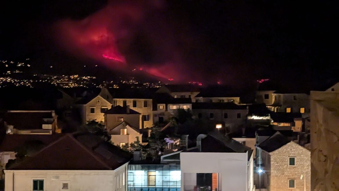STRAVIČNA NOĆ Bježali s djecom iz vatrenog obruča: "Okružila nas je za pet minuta." Pogledajte snimke vatrene stihije snimljene s Brača!