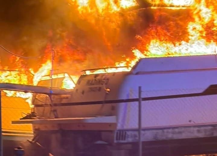 VIDEO: BUKTINJA NA PAGU Dok su otočani spavali, u suhoj marini u Novalji izgorjeli brodovi - Šteta je ogromna!