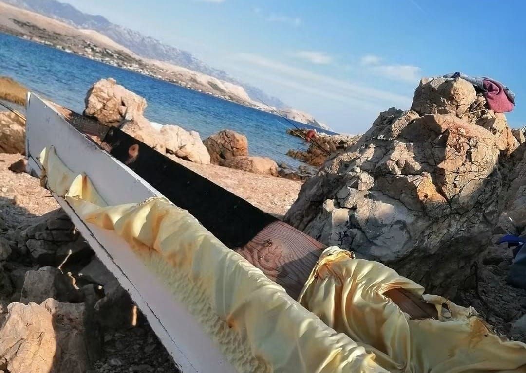 BIZARAN PRIZOR S OTOKA PAGA Na plažu doplutao mrtvački sanduk: "Što radi ovdje?!?"