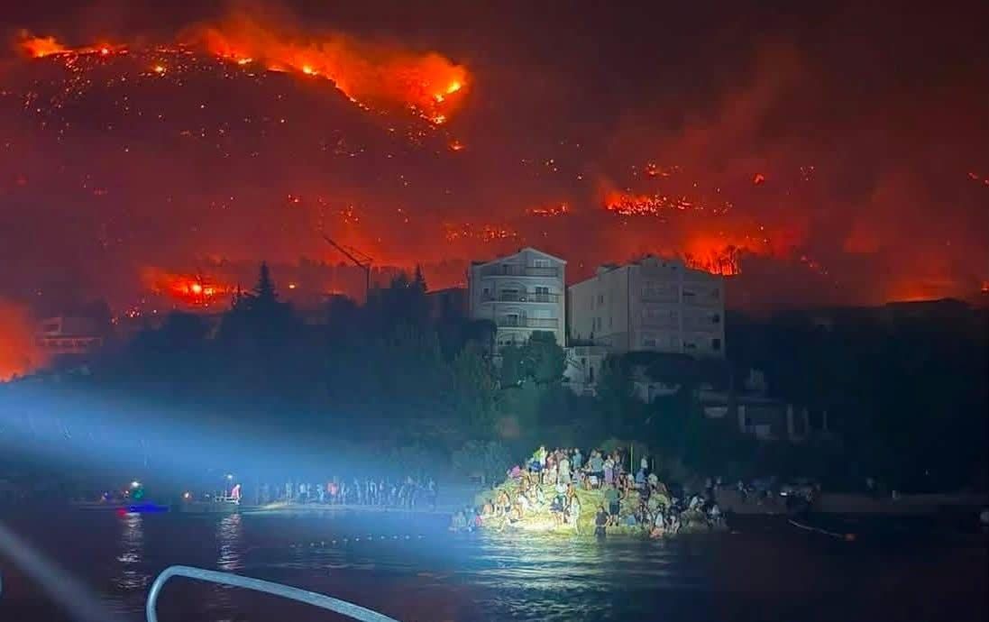 VIDEO Drama na plaži u Nemirama završila herojskom evakuacijom – Brodari iz Krila Jesenice među prvima pritekli u pomoć