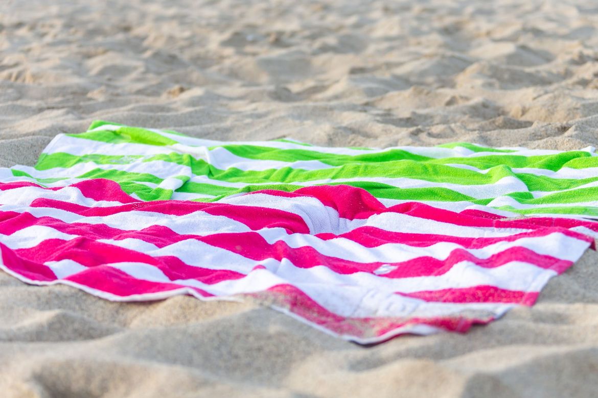 SUTKINJA ODVEDENA NA SUD Nakon sukoba u Gradcu zbog mjesta na plaži vezana lisicama i privedena