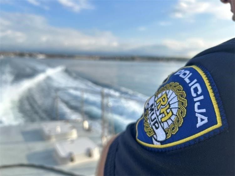 Vremešni Talijan na Lošinju napao policajce štapom i rukama