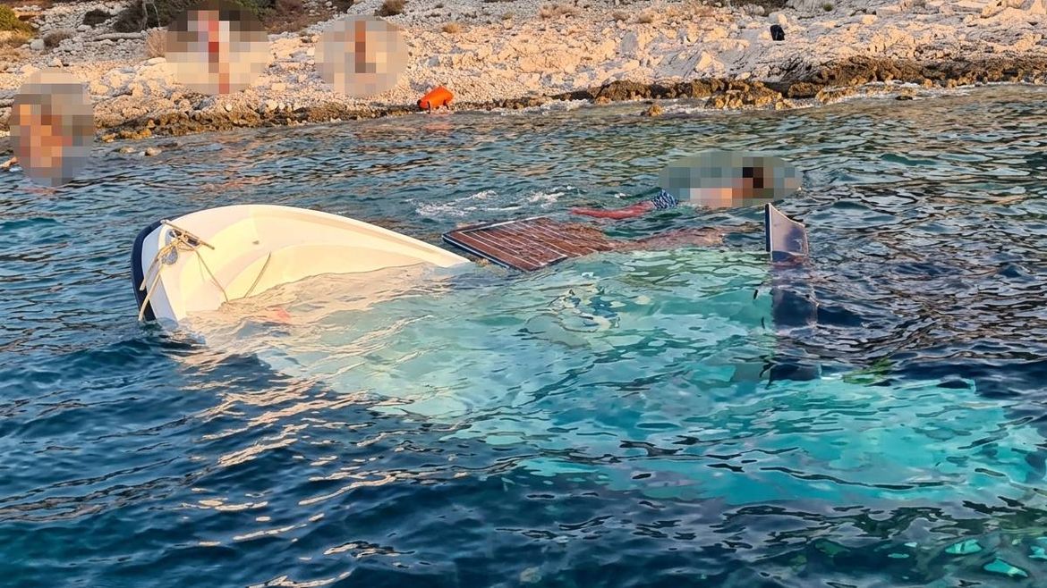SNIMKA S HVARA Pijani turisti tonuli, domaći snimalli i smijali se: "Ne smite tu parkirat" - Policija: "Nema kaznenog djela za nepomaganje!"